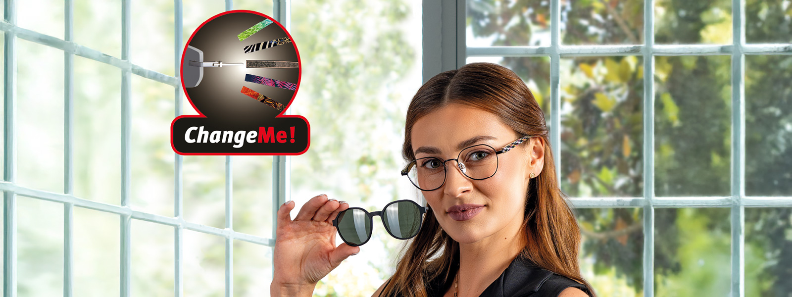 ChangeMe!: Frau mit aufgesetzter Brille zeigt Wechselsystem